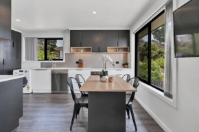 Youngtown Executive Apartments - 2BR included, Free Parking & Wifi, Sofa Bed & Cot fee applies, Launceston
